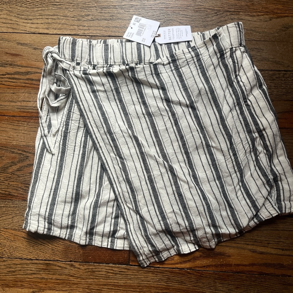 American Eagle Outfitters Gray and White Striped Linen Blend Skort